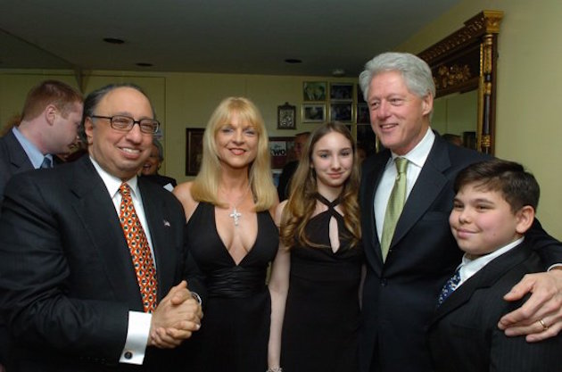 Catsimatidis family with Bill Clinton / The Greek Reporter, Dimitrios Panagos