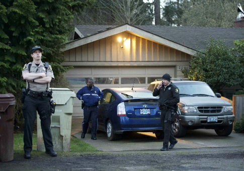 Police outside outside the home of Gov. John Kitzhaber of Oregon. / AP