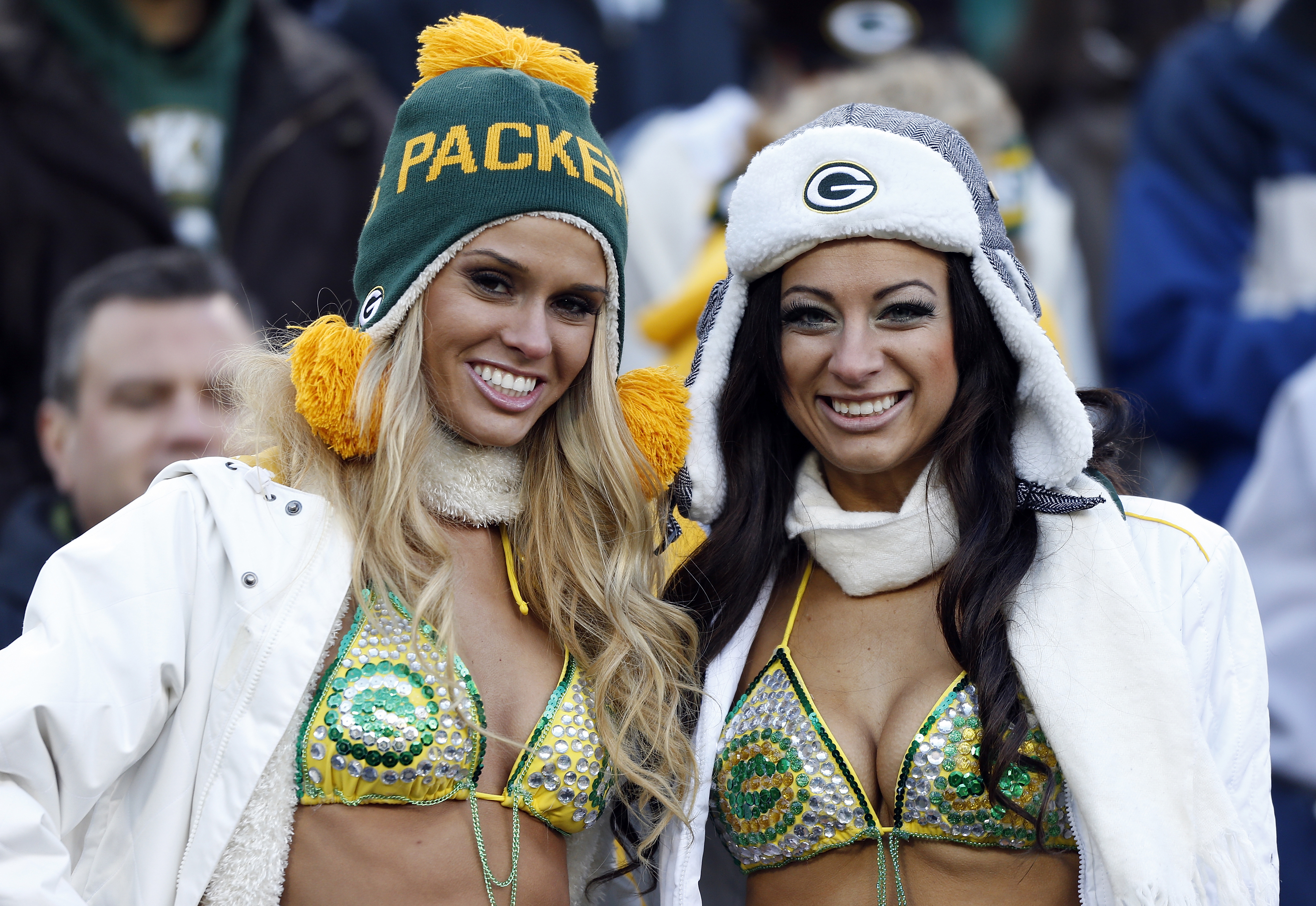Green Bay Packers fans wear bikinis on a cold day / AP 