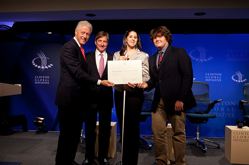 Jay Snyder with Bill Clinton at the CGI meeting in 2010 / openhandsinitiative.org 