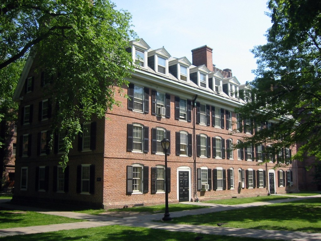 Connecticut Hall in Yale’s Old Campus / Wikimedia Commons