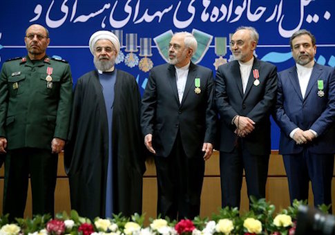 Iranian Defense Minister Hossein Dehghan, Foreign Minister Mohammad Javad Zarif, Vice President and head of Iranís Atomic Energy Organization, Ali Akbar Salehi, and Deputy Foreign Minister and senior nuclear negotiator Abbas Araghchi, pose for a photo with President Hassan Rouhani / AP