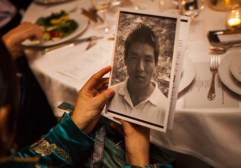 The wife of imprisoned Tibetan journalist Dhondup Wangchen holds a petition for her husband at the Committee to Protect Journalists' International Freedom Awards Dinner