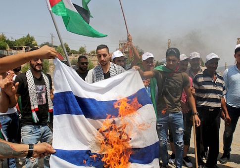 Israel flag burn